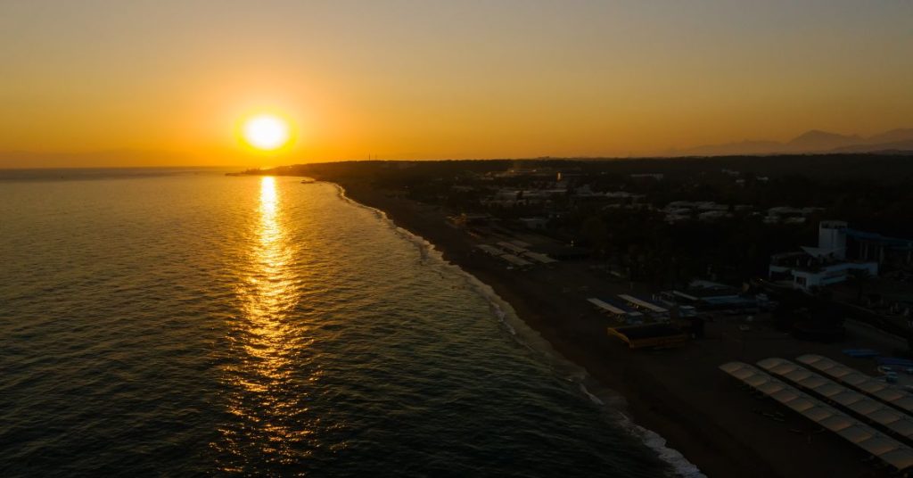 Capture the Magic of the Golden Hour: Tips for Taking Stunning Sunset Pictures 2