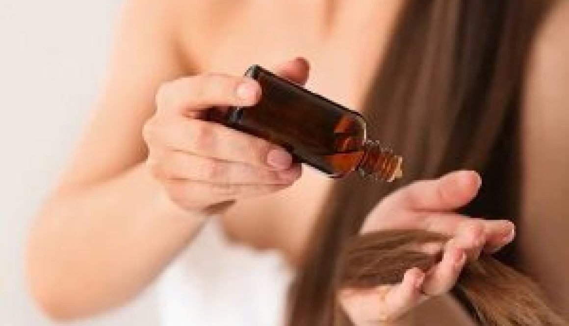 women-using-castor-oil-for-hair-1